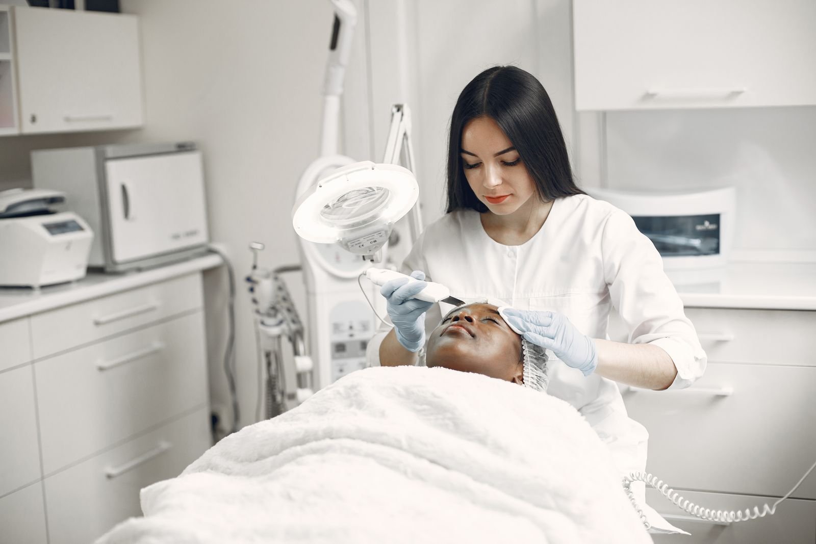 Tratamiento facial profesional con equipo de última generación